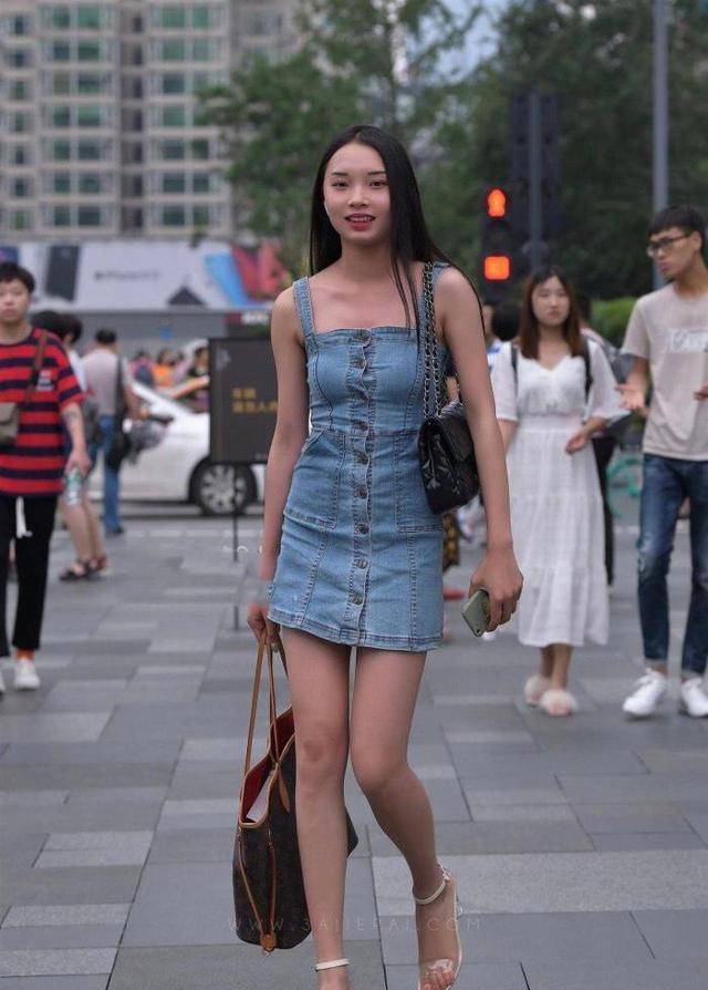 显得|青春靓丽的吊带牛仔裤，款式新颖穿搭舒适，显瘦又显高