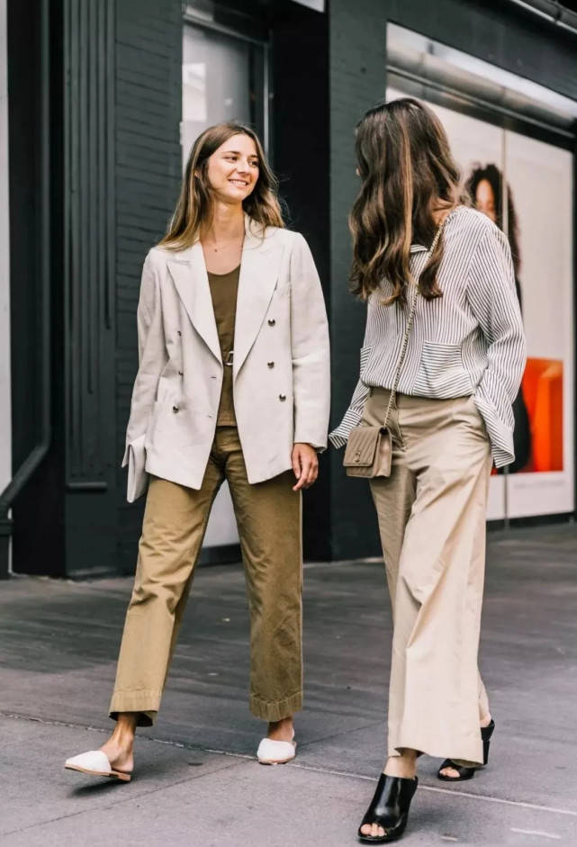 真丝|周迅海边杀青照曝光,真丝衬衣配阔腿裤,莫兰迪色系穿搭好高级