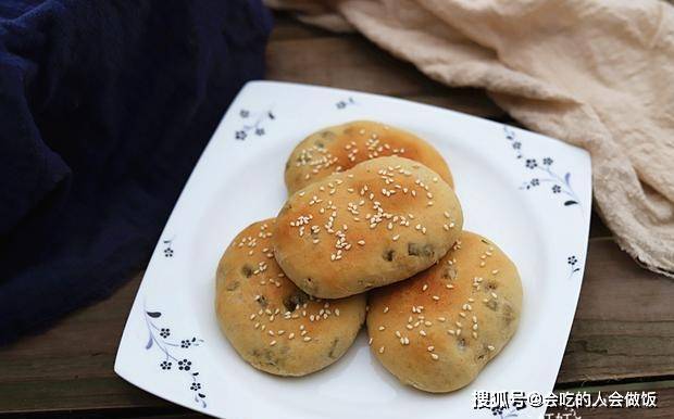 做法|这小饼外焦内软，咸香可口，连吃三个都吃不够，学会了烤箱不闲置