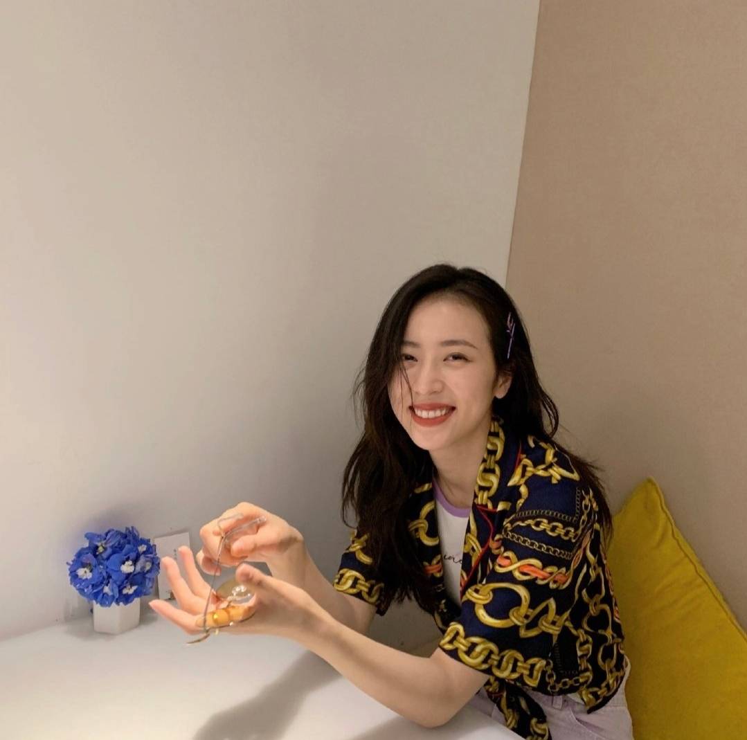 色调|90后最会穿女星扛把子！周雨彤女生的衣柜，你值得拥有