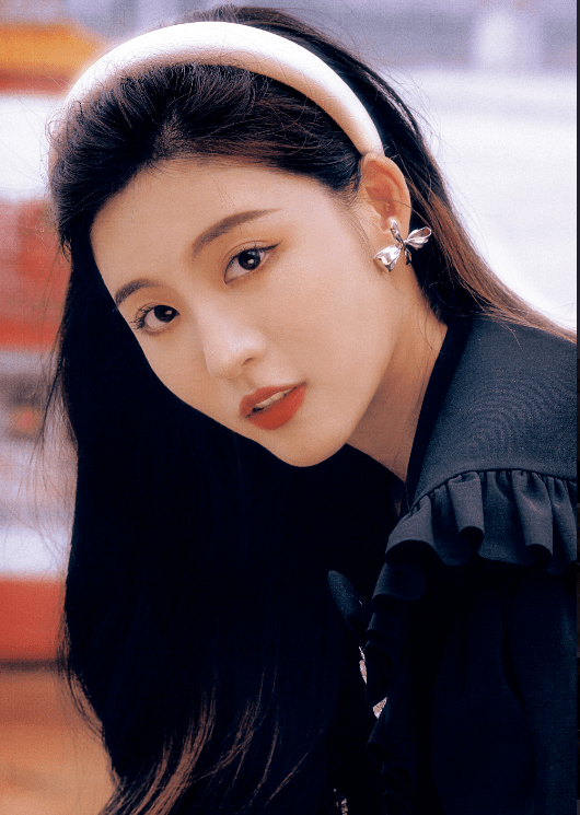 年代|孙芮侧颜好绝美，似小时候挂历写真，复古港风也能艳丽成熟小妩媚