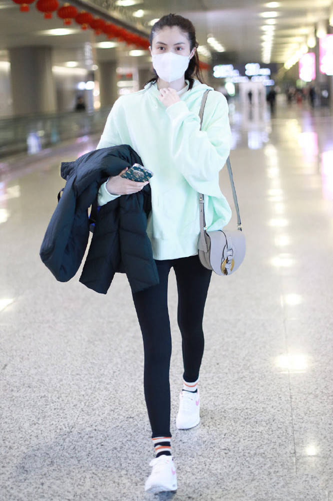 身材|张馨月为婚礼瘦身，穿瑜伽裤体验高难度动作，看曲线真不像孩子妈