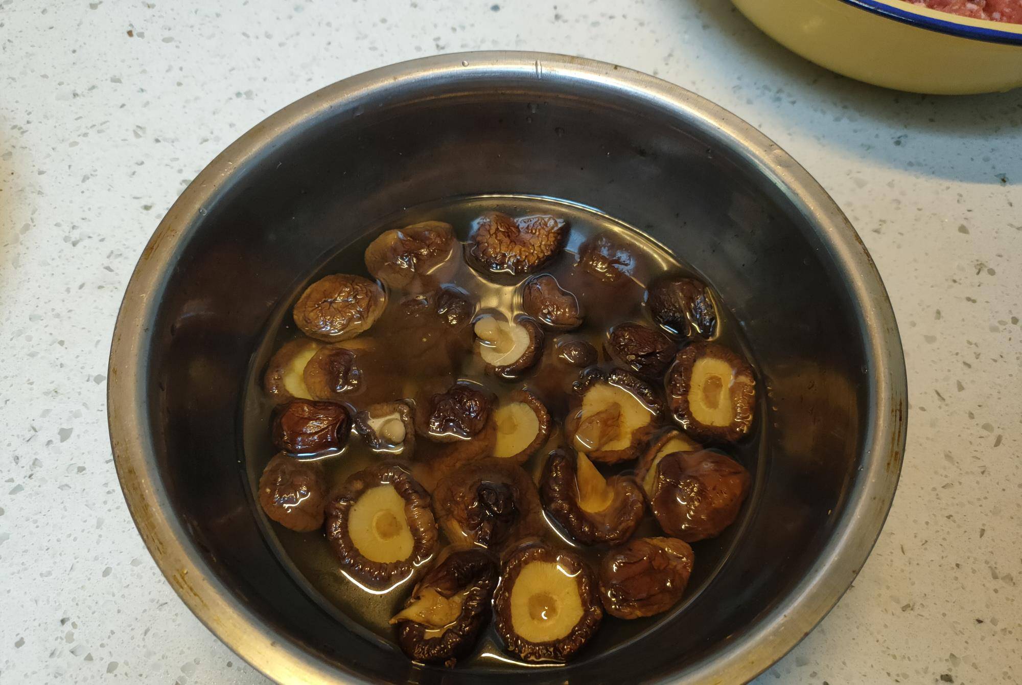 包子|周末做两锅牛肉馅包子,表皮暄软馅料香,平时做早餐吃,真不错