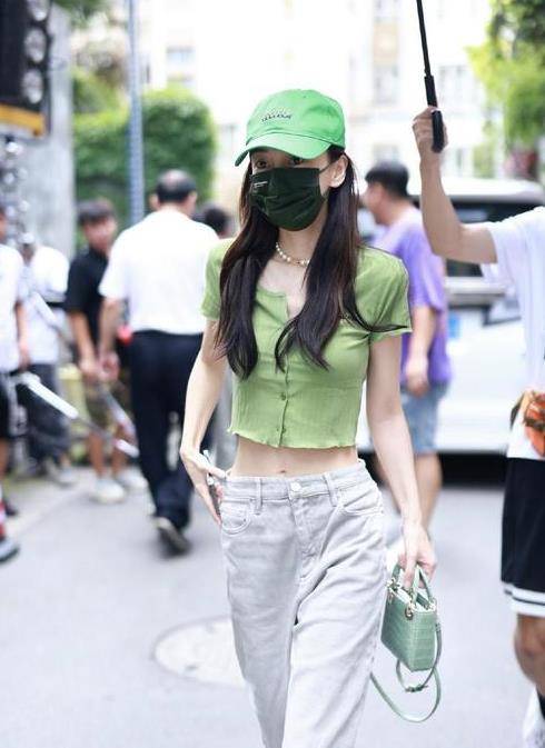 设计|杨颖秀最新私服穿搭，长裤短上衣青春女团范，随意又飒气
