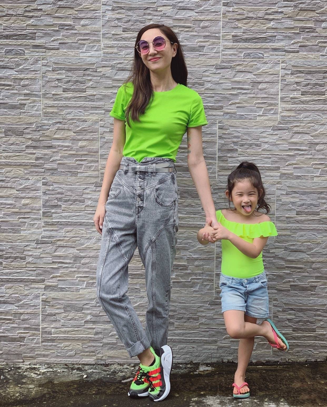 辣妈|儿童节，学下这几位明星辣妈，与女儿穿上美美的“亲子装”出游