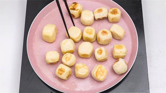 面团|馒头别总蒸，平底锅煎一下，酥脆香甜，孩子的零食都不用买了