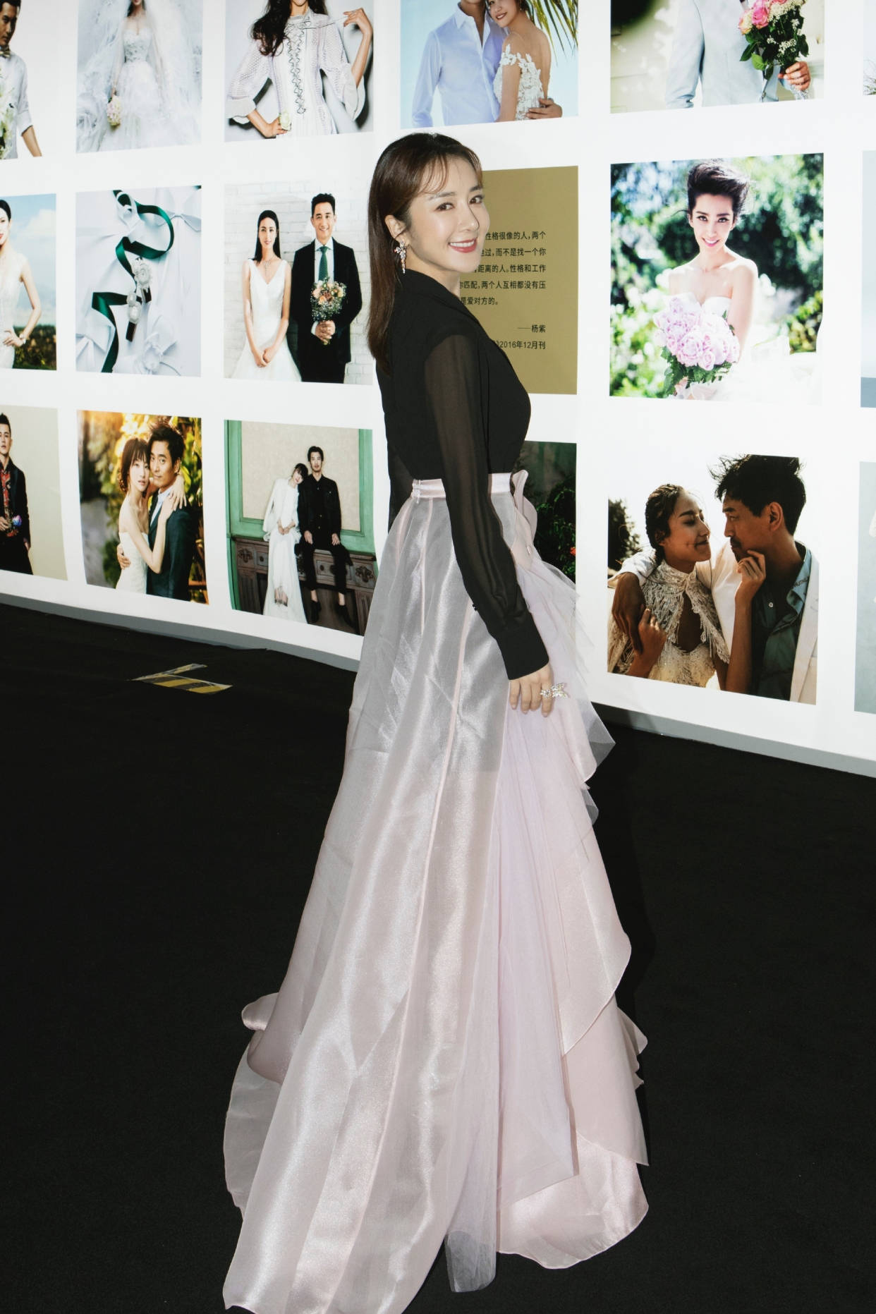 黑色|“坏女人专业户”李依晓,红黑色印花旗袍亮相,现实比剧中美太多