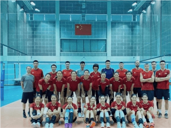 中国女排|意气风发！中国女排出战奥运会，61岁郎平换新发型好年轻，状态绝佳