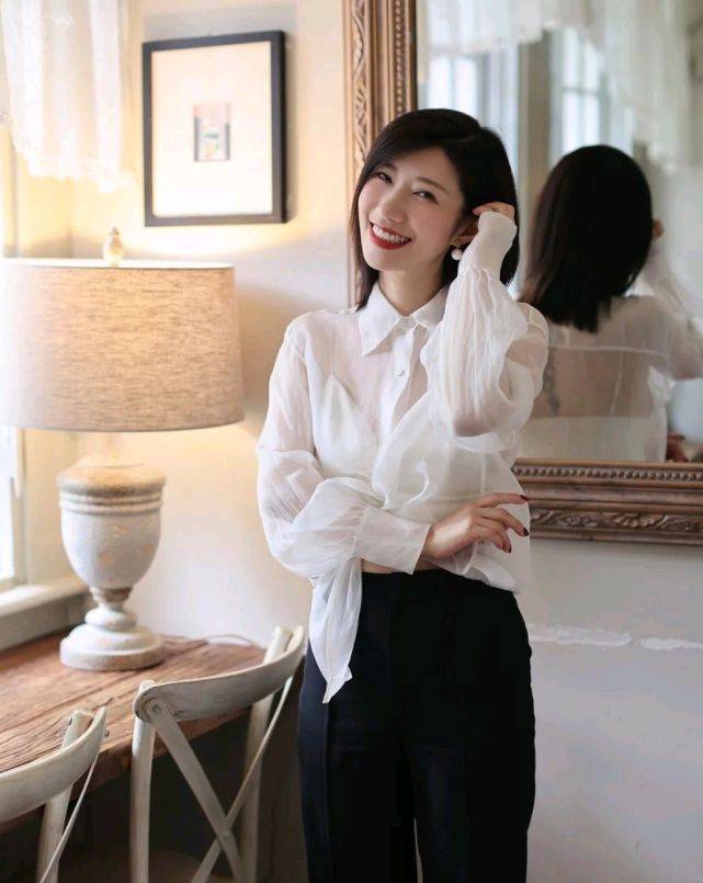 浅色|黑色穿搭是微胖人群的首选，只要会搭配，低调显瘦又不失高级