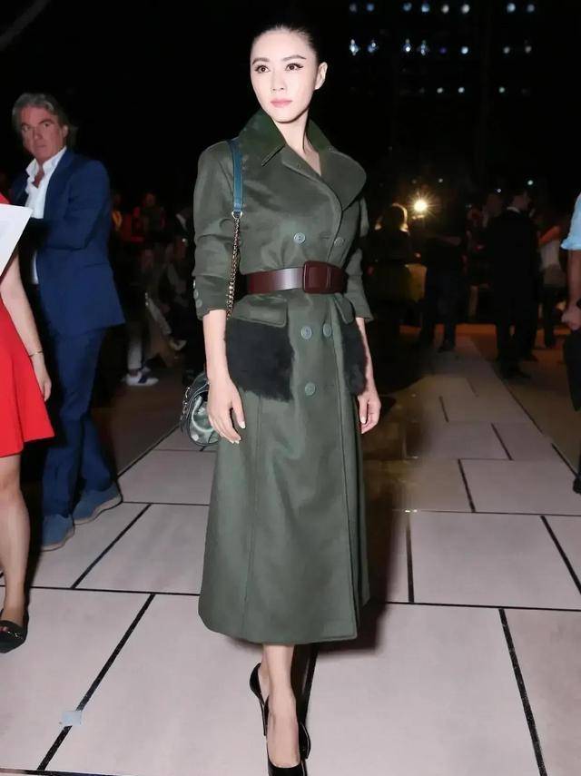 设计|黑色短款上衣，方领设计更显独特，泡泡袖装饰显瘦又时尚