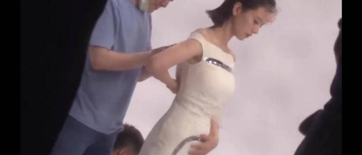 上衣|42岁高圆圆疑怀二胎？腹部隆起不停伸手抚摸，孕期产品曾意外入镜