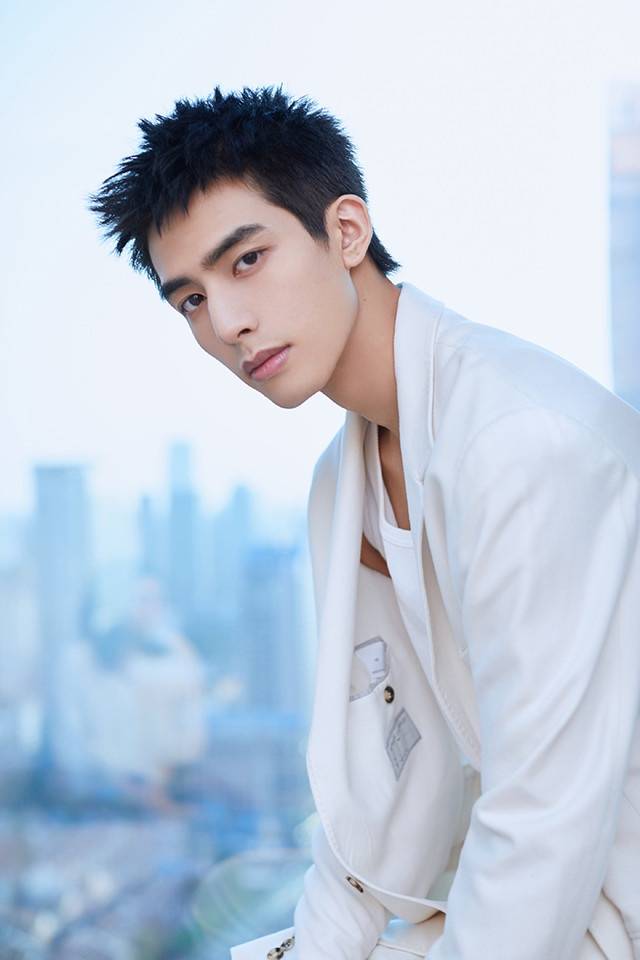 龚俊|10位男神白西装！李现帅上热搜，龚俊、杨洋化身「白马王子」根本言情小说男主