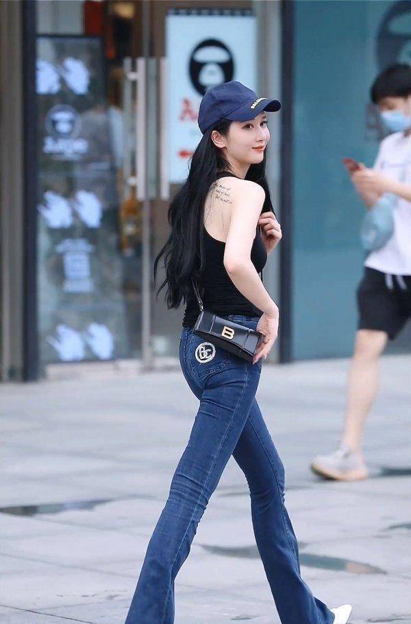 颜色|黑色长款连衣裙，褶皱设计显瘦又时尚，宽松裙摆包容度更高