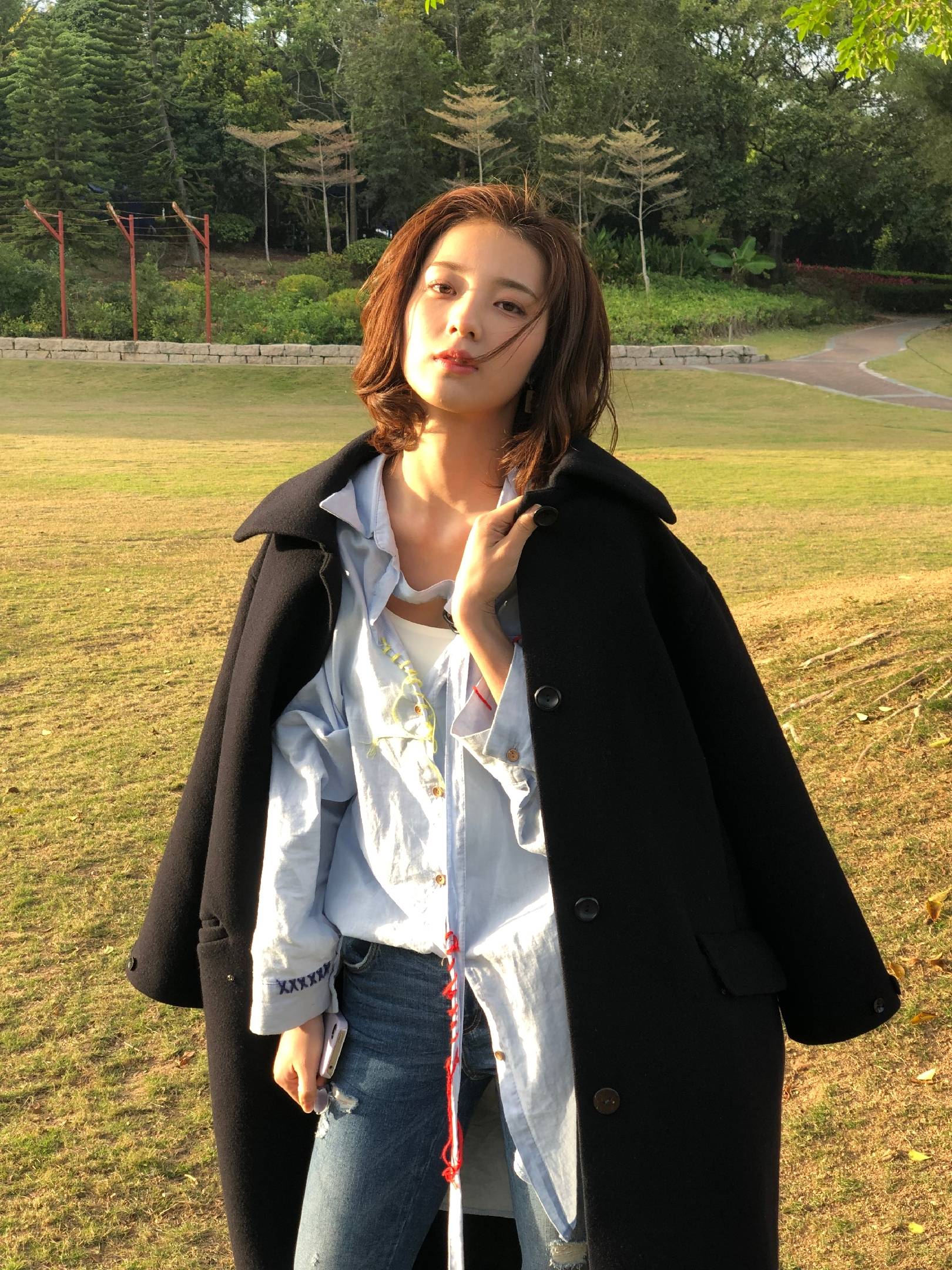 黑色|《外星女生柴小七》万鹏,不仅剧里呆萌可爱,剧外也是甜美女生