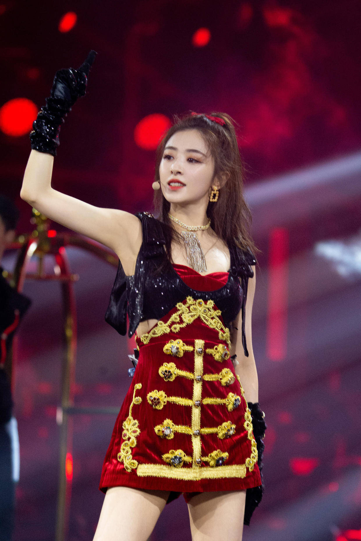 黑色|张含韵又“火”了，穿一袭黄色刺绣抹胸礼服高级洋气，甜美俏皮