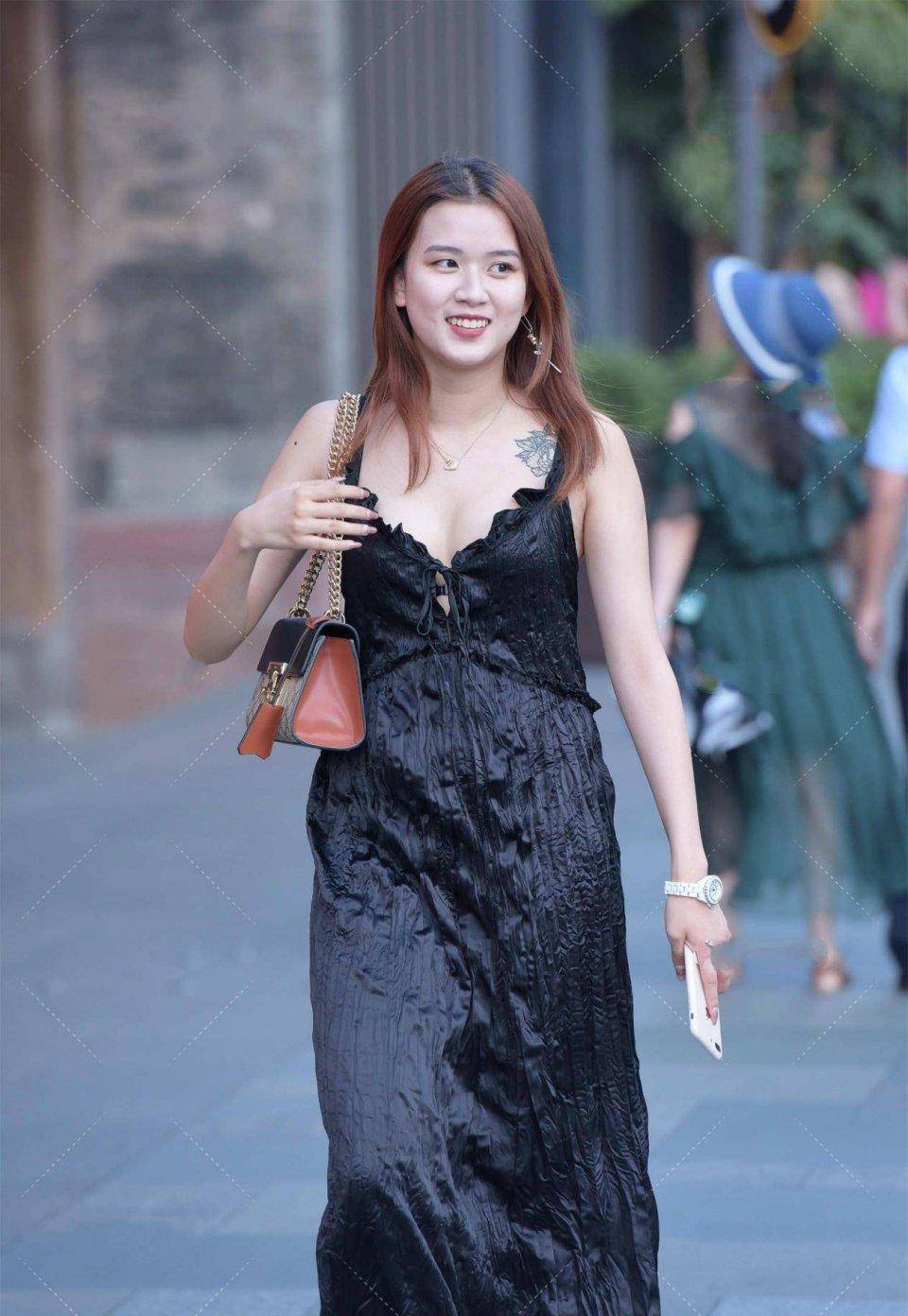 颜色|黑色长款连衣裙，褶皱设计显瘦又时尚，宽松裙摆包容度更高