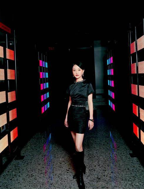 黑色|周迅很适合香奈儿！这条奶蓝色修身裤，一般人hold不住吧？