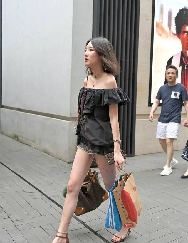 黑色|黑色时尚上衣搭配黑色经典短裤,显高显瘦,没有腿型