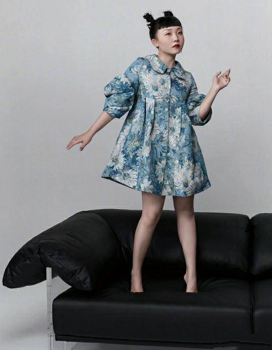 配饰|适合身材微胖的女生，辣目洋子的这些穿搭很是时尚，轻松突出自己