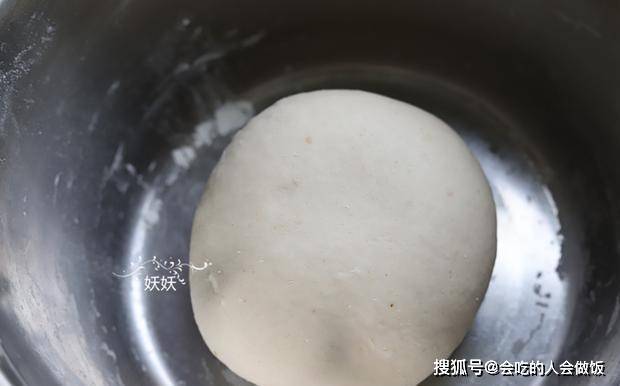 做法|这小饼外焦内软，咸香可口，连吃三个都吃不够，学会了烤箱不闲置