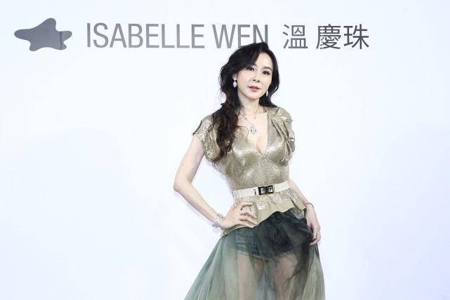 萧蔷|萧蔷有成熟女人韵味，V领上衣拼“薄雾”纱裙，尽显勾人身材