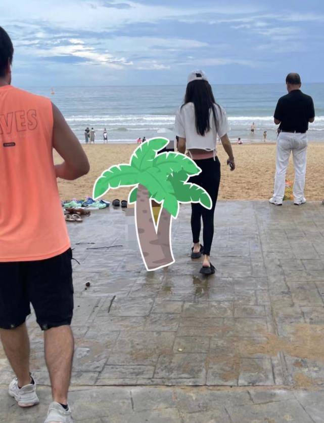 身后|黄晓明回老家晒家人合影,吃饭开心比耶,身后多张结婚照引关注