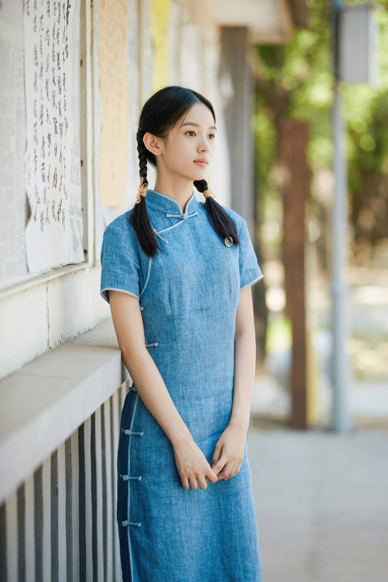 情调|95后“待爆”小花周也，小香风露脐装复古优雅，气质百变确实出众
