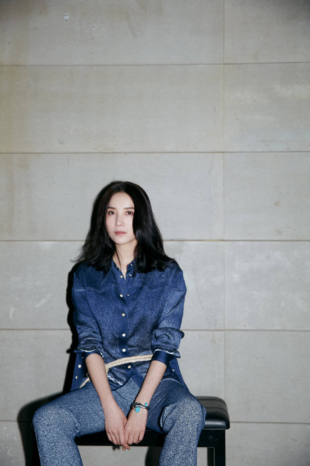 整体|同穿CHLOE渐变蓝牛仔套装，张钧甯优雅宋佳帅气，孟美岐美得突出