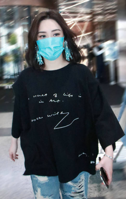 黑色|阿娇终于变回“瘦美人”，穿T恤戴小黄帽，40岁扎麻花辫像小姑娘