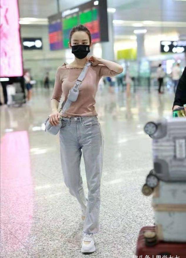 显得|吉娜产后走机场，瘦得厉害紧身衣都填不满，淡妆露面气质清新太多