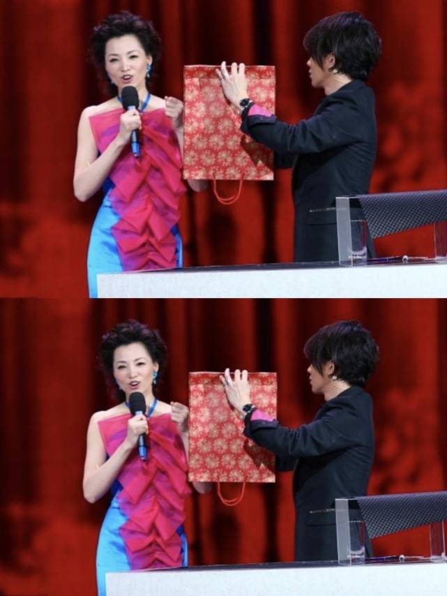 董卿的造型让人意外穿着皱巴裙也挺高雅同框刘谦更显气质