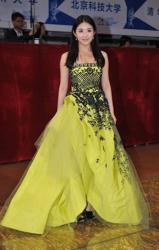 黑色|张含韵又“火”了，穿一袭黄色刺绣抹胸礼服高级洋气，甜美俏皮