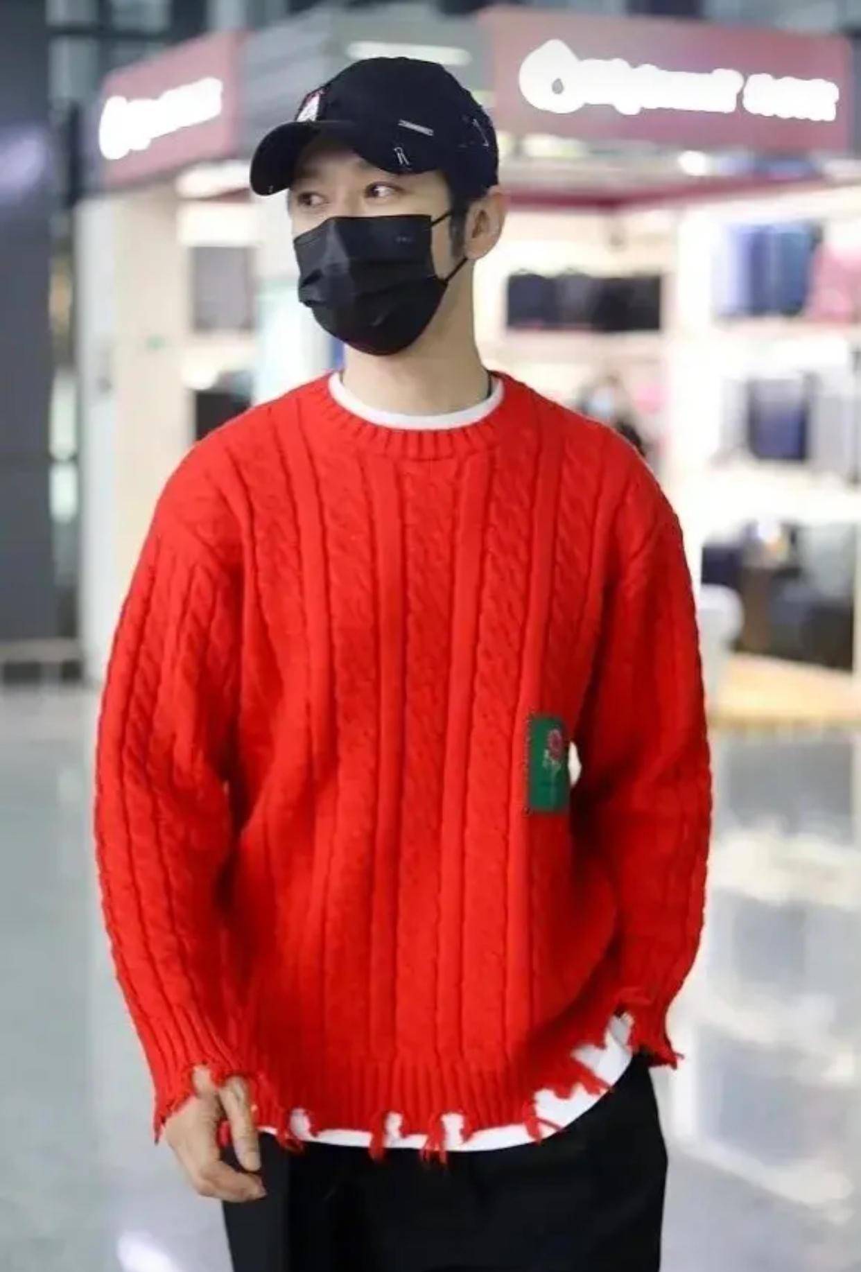 毛衣|黄晓明撇下老婆走机场，穿红色毛衣少了油腻感，瘦一圈后更显年轻