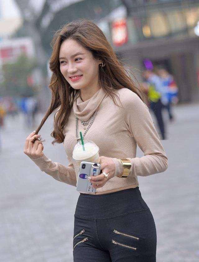 颜色|黑色长款连衣裙,褶皱设计显瘦又时尚,宽松裙摆包容度更高