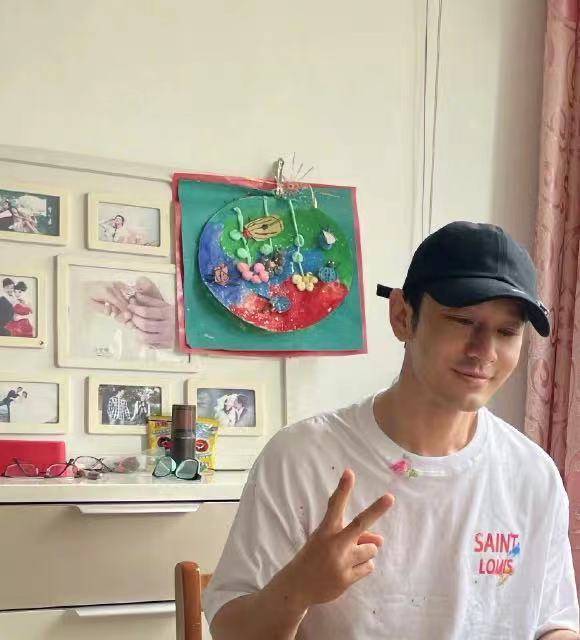 身后|黄晓明回老家晒家人合影,吃饭开心比耶,身后多张结婚照引关注