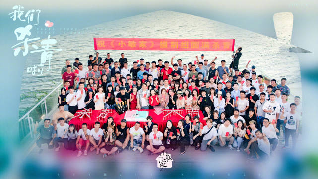 真丝|周迅海边杀青照曝光,真丝衬衣配阔腿裤,莫兰迪色系穿搭好高级