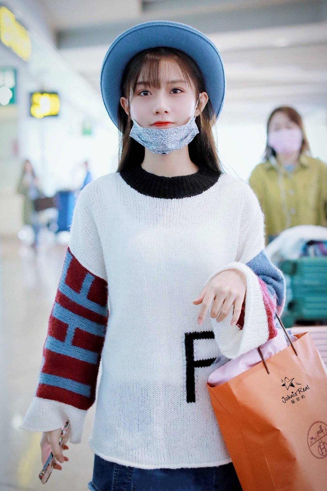 卫衣|“白富美”陈意涵私服超会穿,贝雷帽打造复古高贵,元气美少女