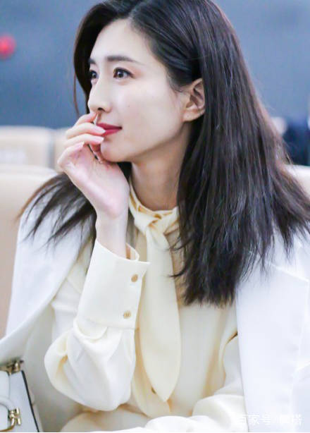 江疏影|江疏影终于摆脱少女风！鹅黄色衬衫搭配九分裤，气质女强人，美