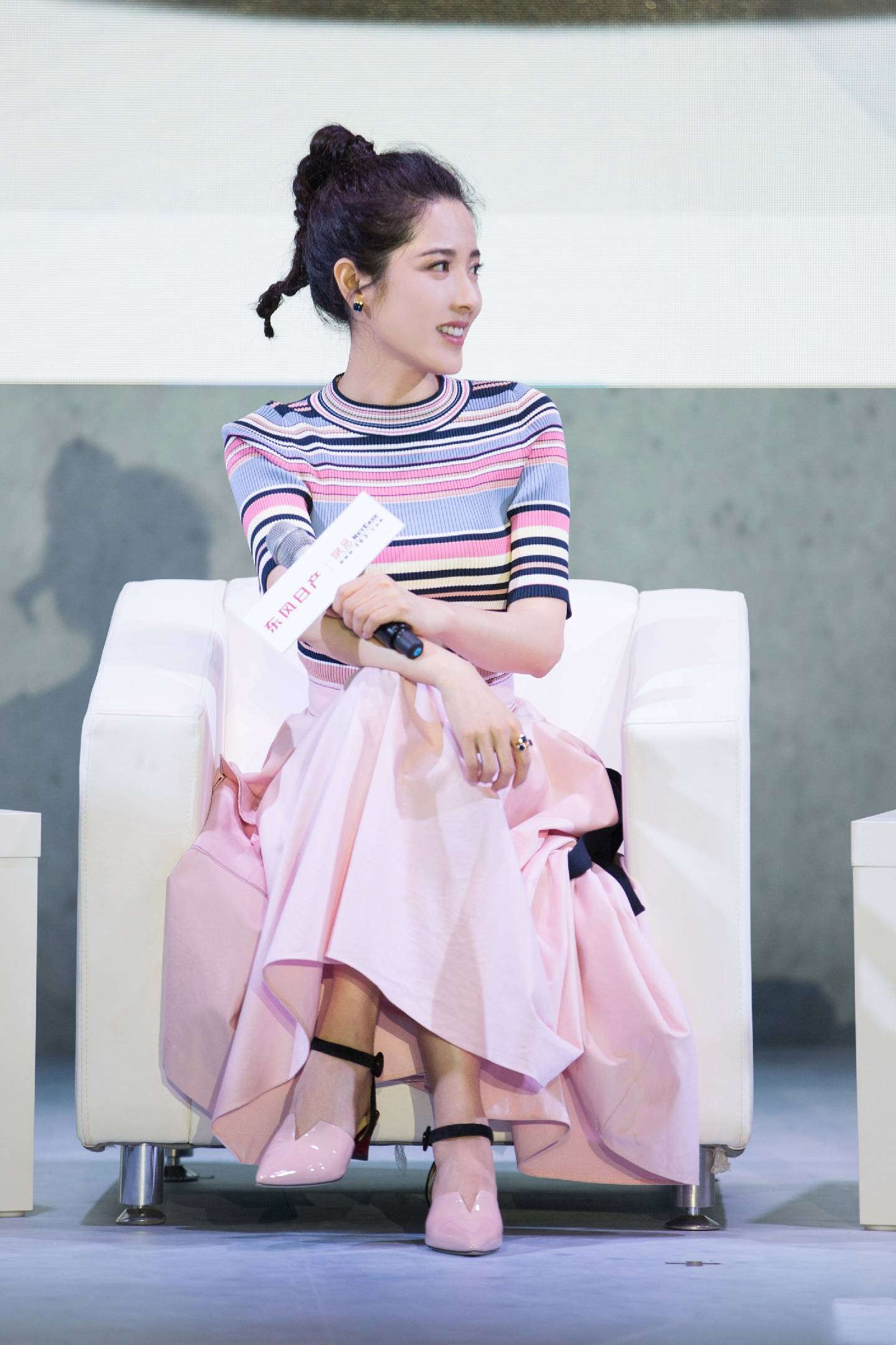 身材|“最美女二号”曾黎，条纹衫搭花苞裙美得自信优雅，看不出42岁