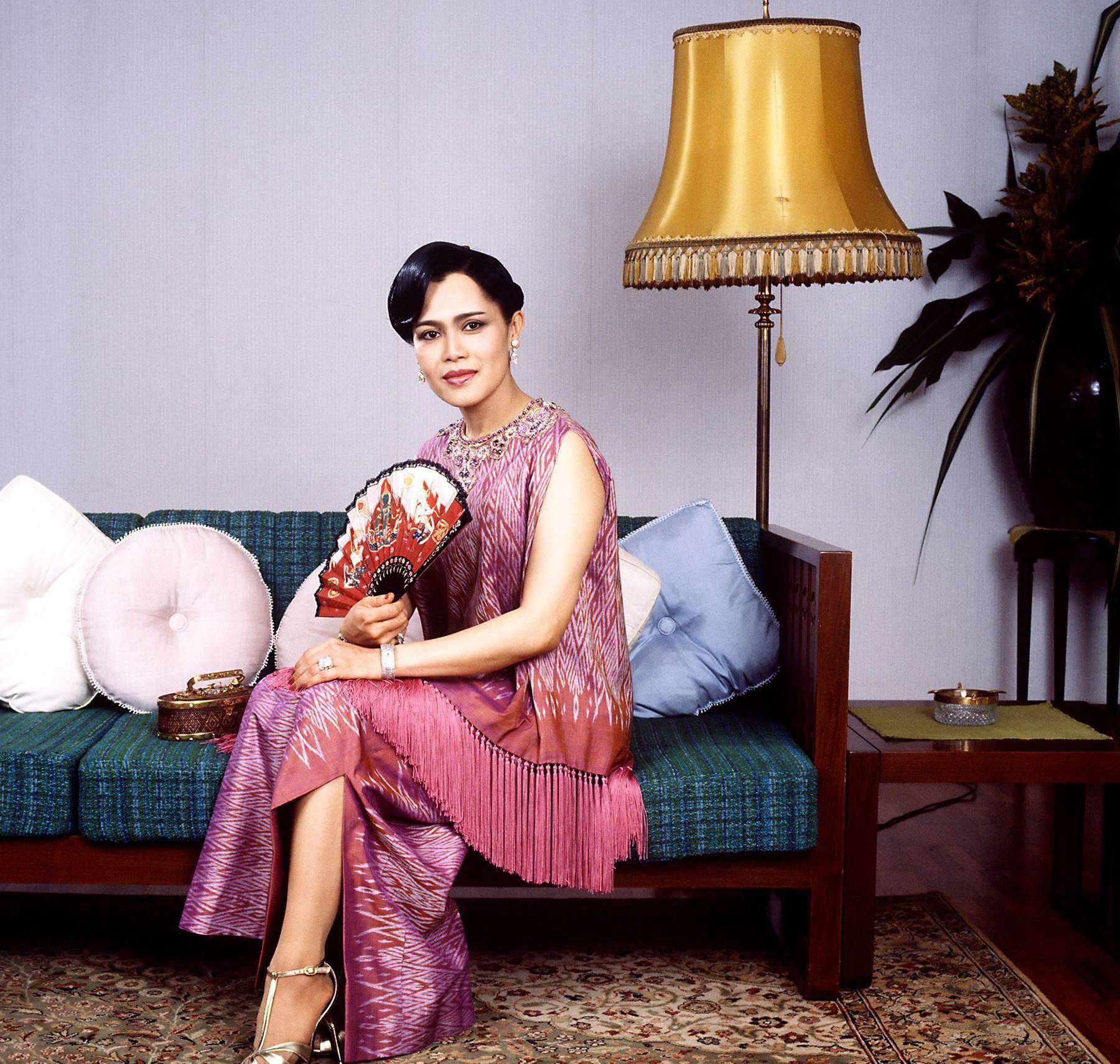 显得|诗丽吉年轻时穿休闲装亮相，显得她又矮又胖，还是紧身装适合她