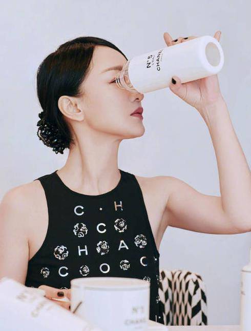 黑色|周迅很适合香奈儿！这条奶蓝色修身裤，一般人hold不住吧？
