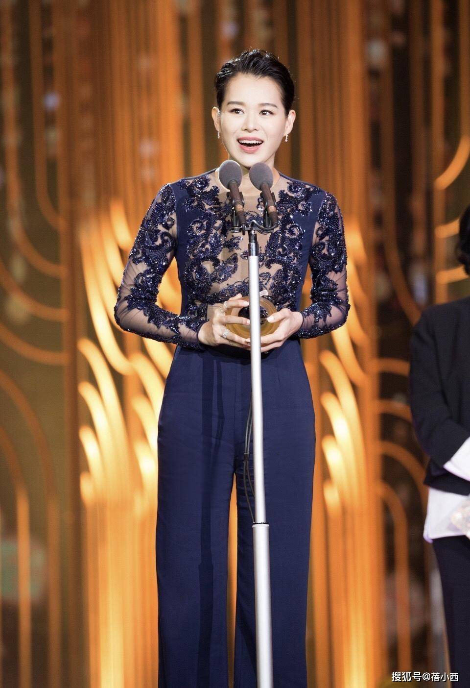 胡杏儿|胡杏儿也太敢穿了吧！生了3娃穿斜肩连衣裙，一边优雅一边性感