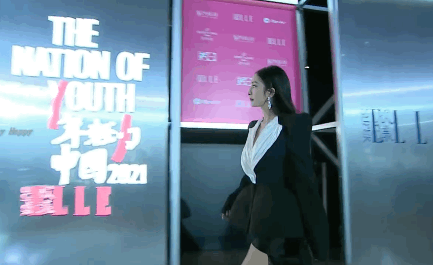 都能|杨幂红毯造型惊艳,西装优雅漫画腿吸睛,生图冲进热榜前三