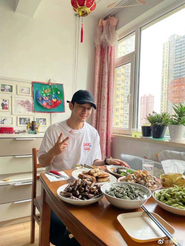 身后|黄晓明回老家晒家人合影,吃饭开心比耶,身后多张结婚照引关注