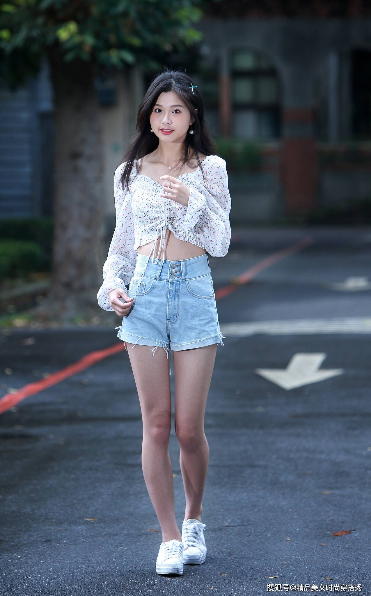 整体|碎花的小衬衫搭配牛仔短裤，青春甜美气息浓郁
