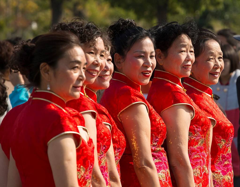 六十岁的大妈,穿短裤不伦不类,是老不正经吗?_阿姨