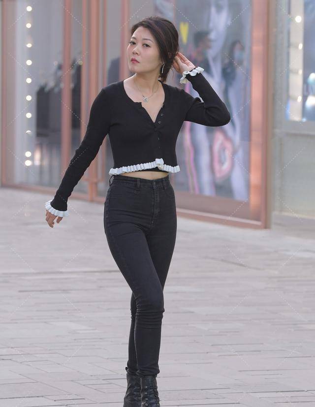 范的|黑色简约短袖搭配黑色打底裤,时尚又显瘦,休闲范的经典搭配