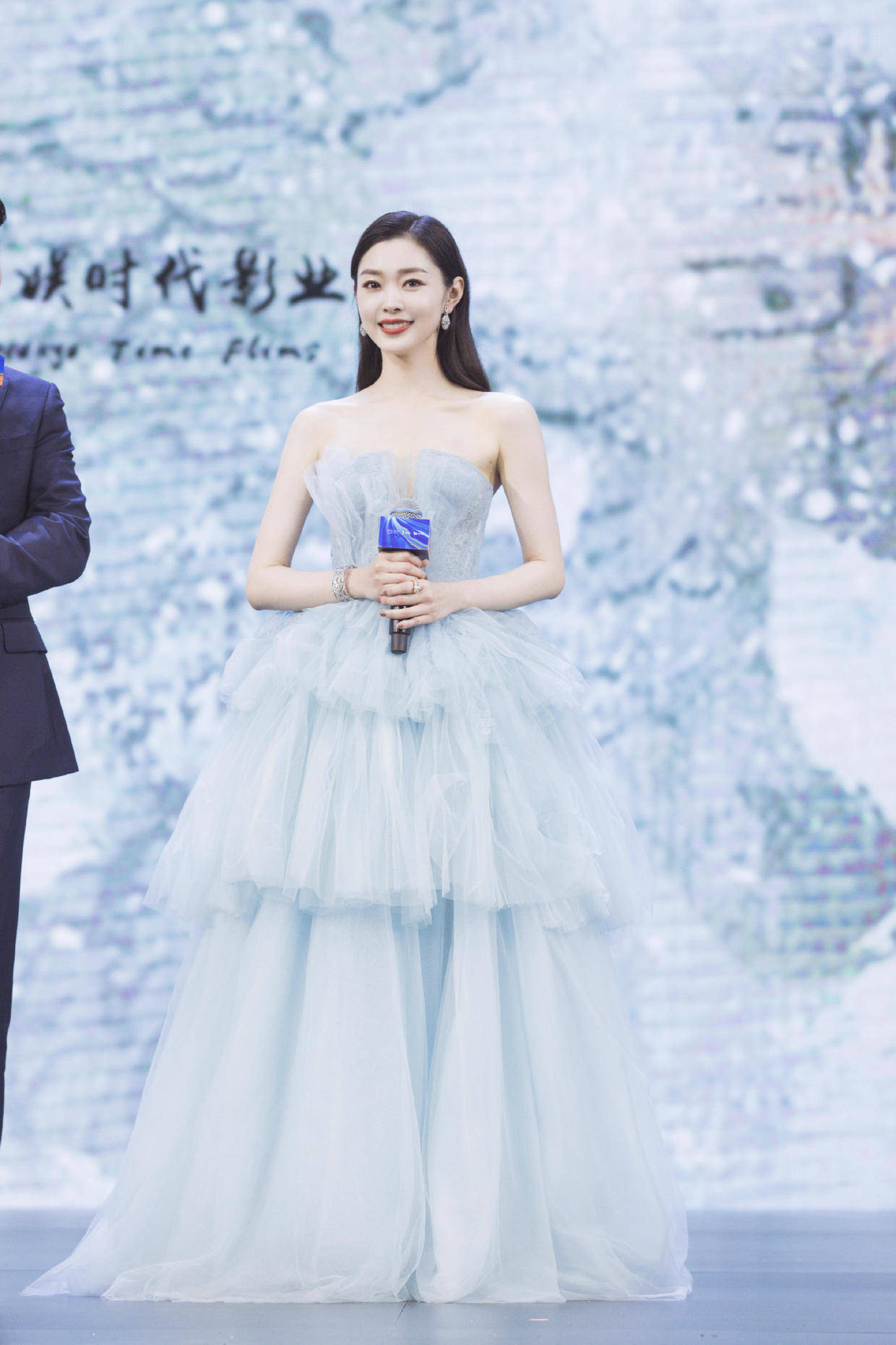整体|宋轶出演《赘婿》女主角翻红，身穿一袭白色吊带裙亮相，高贵优雅