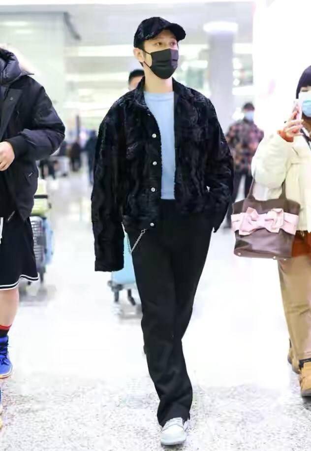 毛衣|黄晓明撇下老婆走机场，穿红色毛衣少了油腻感，瘦一圈后更显年轻