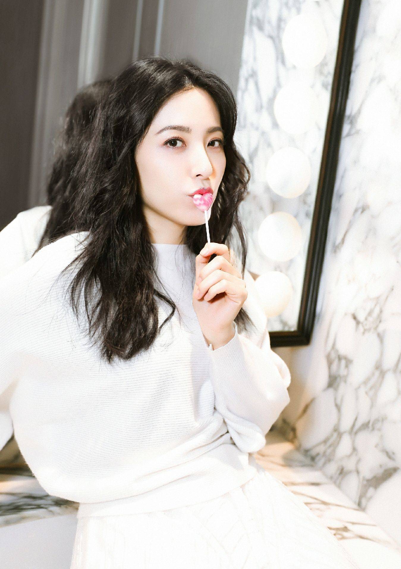 身材|“最美女二号”曾黎，条纹衫搭花苞裙美得自信优雅，看不出42岁